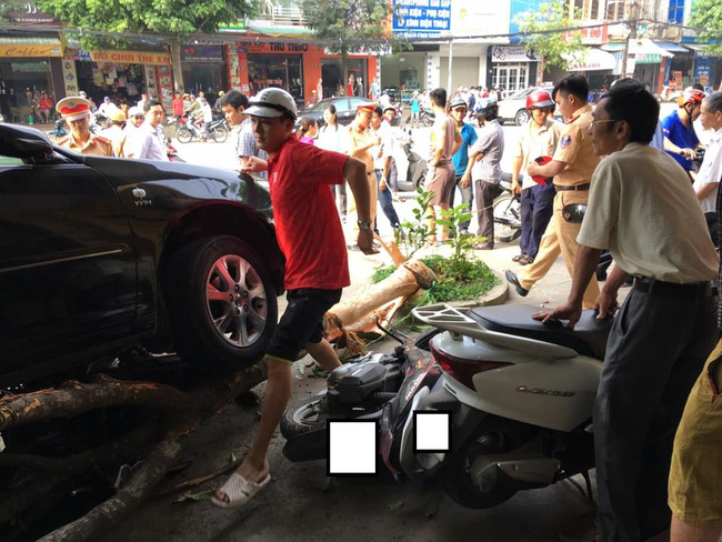 thanh hoa lui xe nhu ten ban o to ui do cay va hang loat xe may tren via he 1 co gai bi cuon vao gam