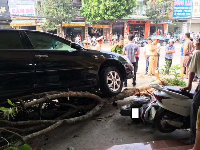 thanh hoa lui xe nhu ten ban o to ui do cay va hang loat xe may tren via he 1 co gai bi cuon vao gam