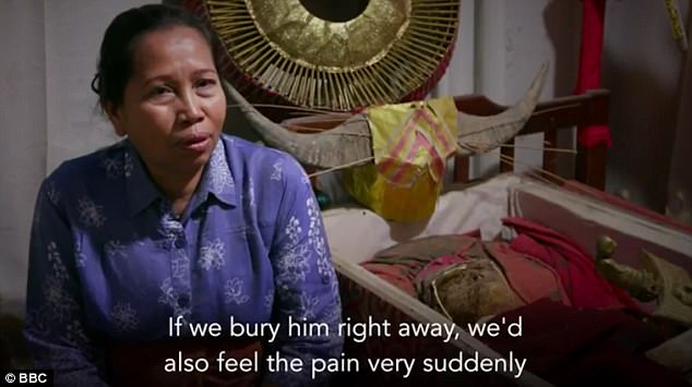ngoi lang ky la co tap tuc chung song cung nha voi xac chet nguoi than