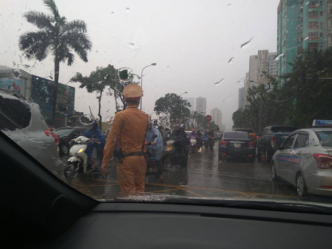 csgt ha noi doi mua gio phan luong giao thong