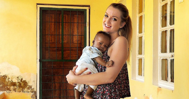 co gai anh vuot qua moi kho khan roi que huong de duoc nhan nuoi tre mo coi o uganda