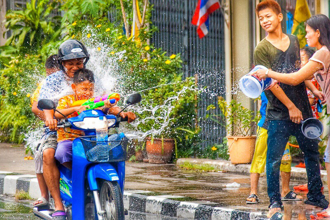 thai lan 390 nguoi thiet mang trong le hoi te nuoc songkran 2017