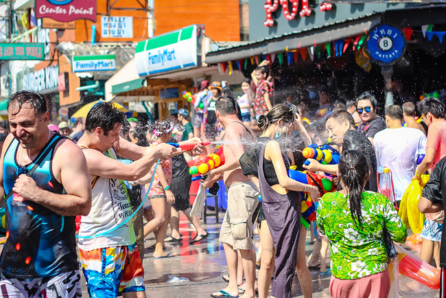 thai lan 390 nguoi thiet mang trong le hoi te nuoc songkran 2017