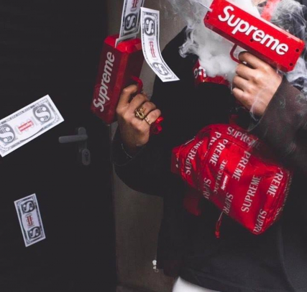 het vien gach nghin do khau sung ba n tien moi cua supreme lai gay bao mang xa hoi