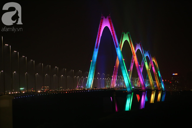 nguoi dan ha noi len cau chup anh trong toi dau tien cau nhat tan len den trieu sac mau