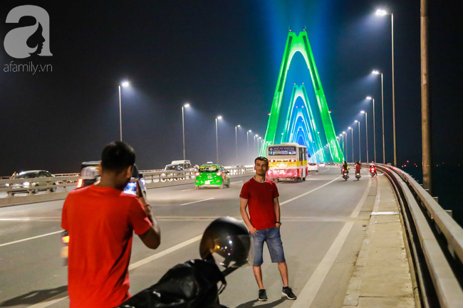 nguoi dan ha noi len cau chup anh trong toi dau tien cau nhat tan len den trieu sac mau