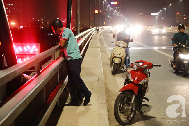 nguoi dan ha noi len cau chup anh trong toi dau tien cau nhat tan len den trieu sac mau