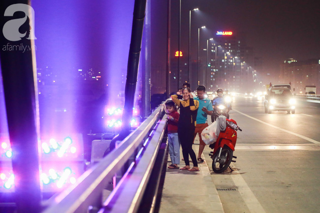 nguoi dan ha noi len cau chup anh trong toi dau tien cau nhat tan len den trieu sac mau