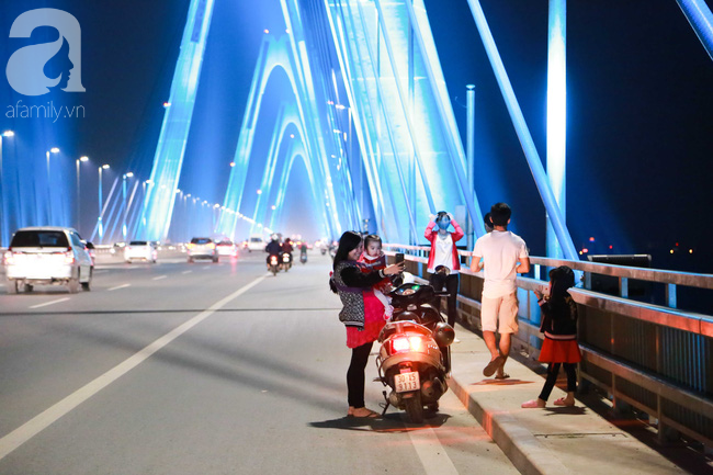 nguoi dan ha noi len cau chup anh trong toi dau tien cau nhat tan len den trieu sac mau