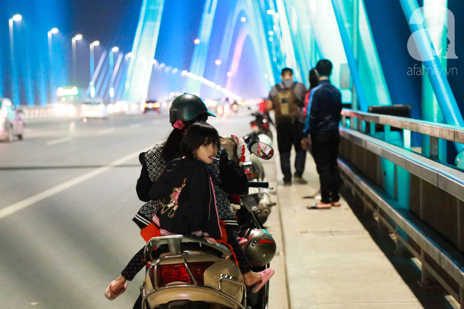 nguoi dan ha noi len cau chup anh trong toi dau tien cau nhat tan len den trieu sac mau