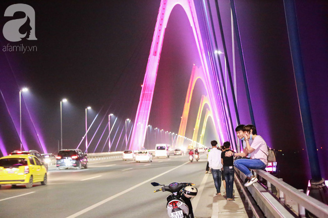 nguoi dan ha noi len cau chup anh trong toi dau tien cau nhat tan len den trieu sac mau