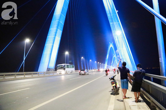 nguoi dan ha noi len cau chup anh trong toi dau tien cau nhat tan len den trieu sac mau