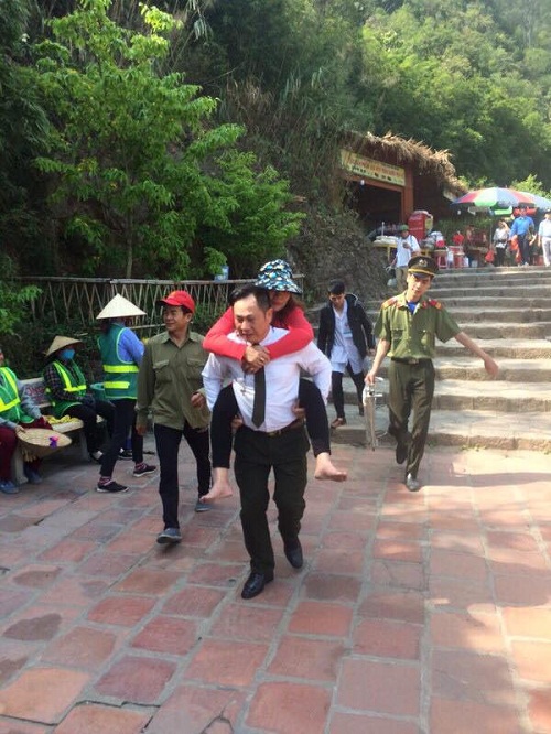cap cuu kip thoi mot phu nu nga chan thuong khi di le yen tu