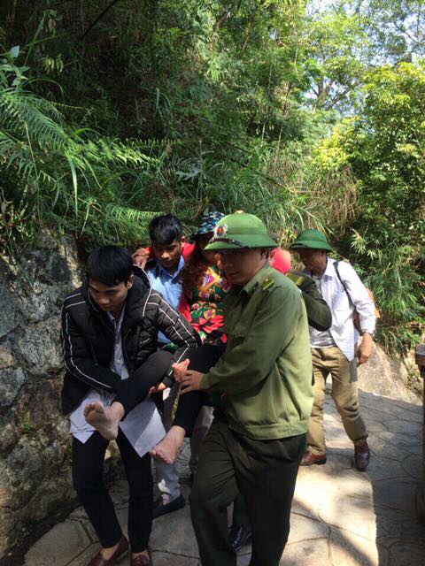 cap cuu kip thoi mot phu nu nga chan thuong khi di le yen tu
