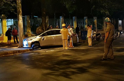 oto lan lan tong xe may be trai 5 tuoi tu vong