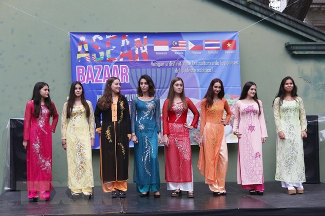 ao dai viet nam toa sang tai hoi cho bazar cac nuoc asean o argentina