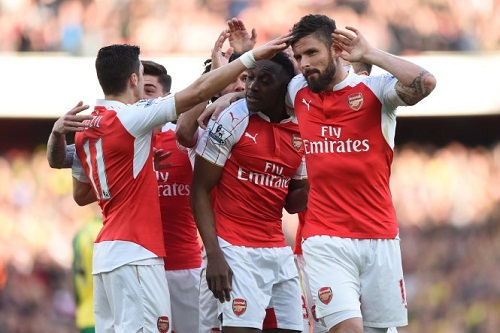 welbeck dua arsenal tro lai top 3
