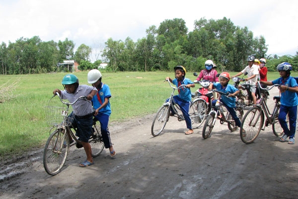 hoc sinh tieu hoc doi mu bao hiem khi di xe dap den truong