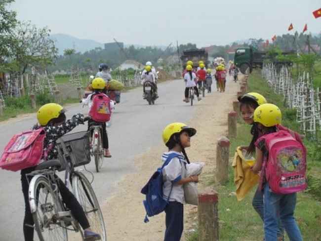hoc sinh tieu hoc doi mu bao hiem khi di xe dap den truong