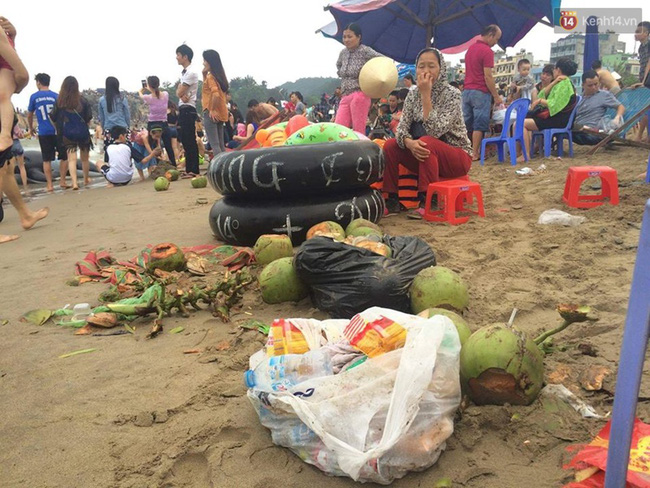 chum anh qua tai du khach bien sam son ngap rac ra sat tan mat nuoc