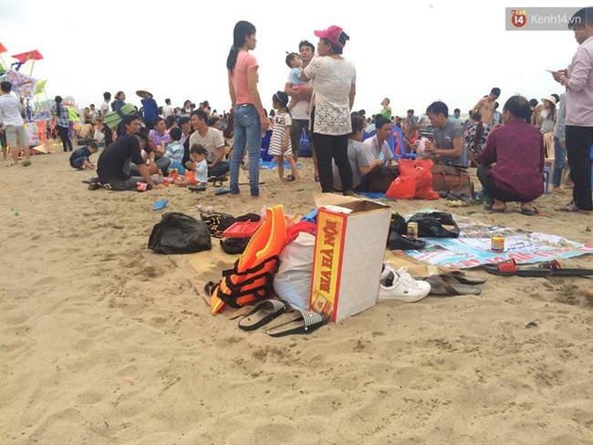 chum anh qua tai du khach bien sam son ngap rac ra sat tan mat nuoc