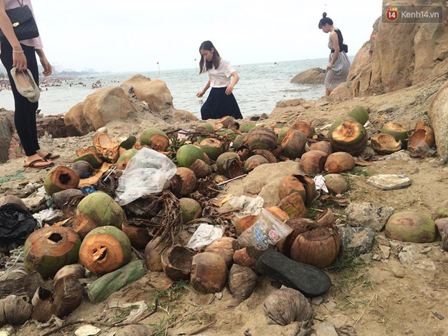 chum anh qua tai du khach bien sam son ngap rac ra sat tan mat nuoc
