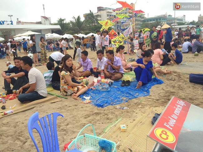 chum anh qua tai du khach bien sam son ngap rac ra sat tan mat nuoc