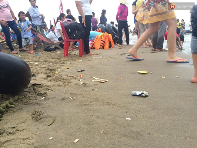 chum anh qua tai du khach bien sam son ngap rac ra sat tan mat nuoc