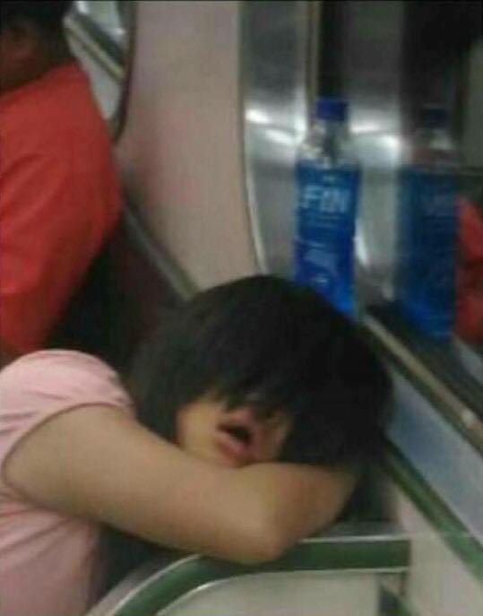 bi mat dang sau buc anh co gai voi doi mat cuoi rung ron tren tau