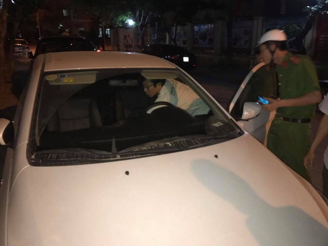 ha noi nguoi dan ong mac benh tam than trom xe o to de lai thu roi vut ven duong