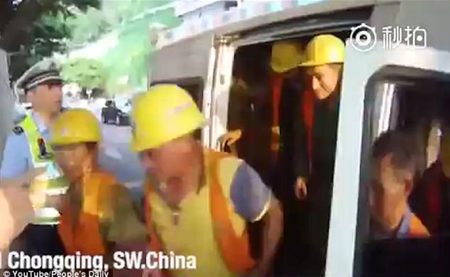 tai xe trung quoc nhoi nhet 40 nguoi trong chiec xe tai 6 cho