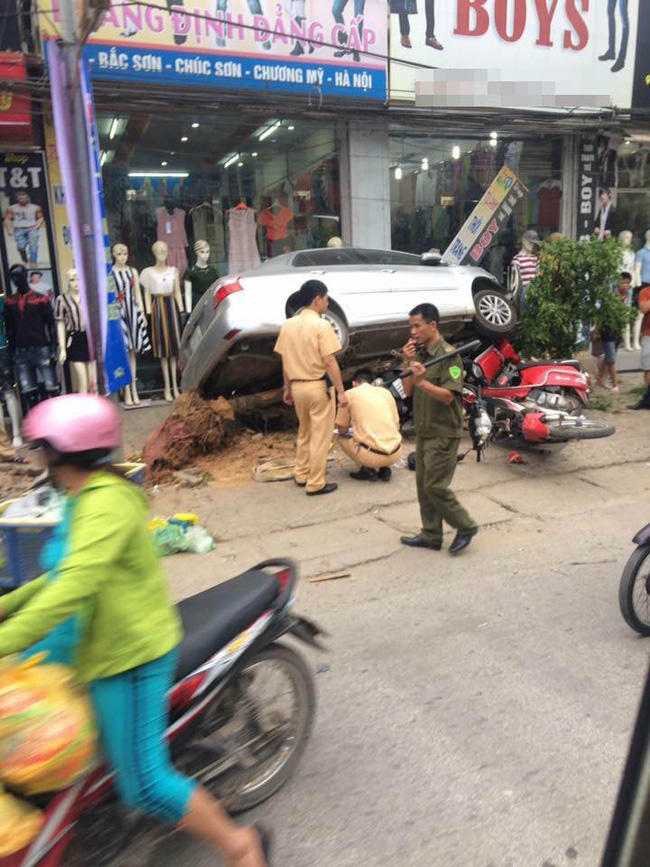 ha noi xe oto mat lai dam vao hang loat xe may do tren via he