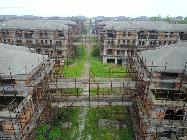 trung quo c tha nh pho ma khong mot bong nguoi ngoai cu ong 70 tuoi song lui thui suot 2 nam qua