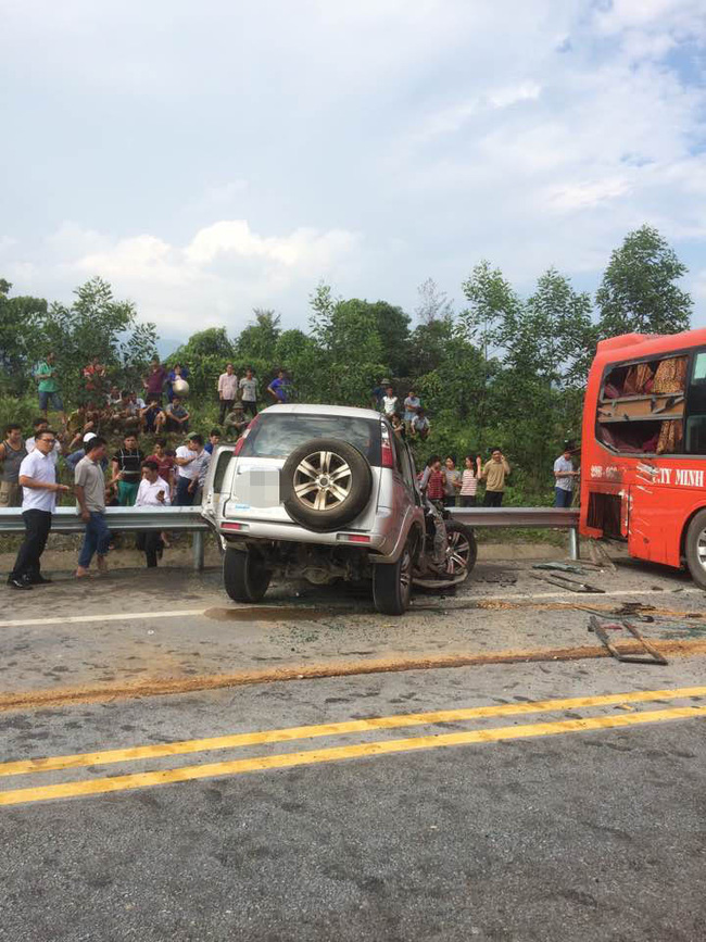 xe oto 7 cho cung xe giuong nam nat tuom sau cu va cham kinh hoang tren cao toc noi bai lao cai
