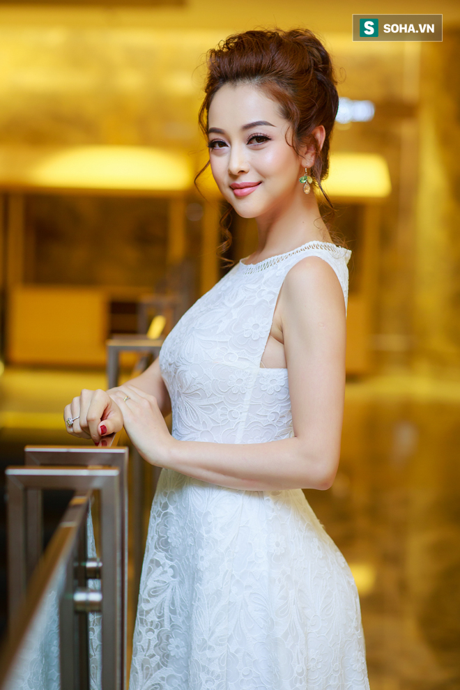 truong quynh anh khoe voc dang goi cam voi dam ren