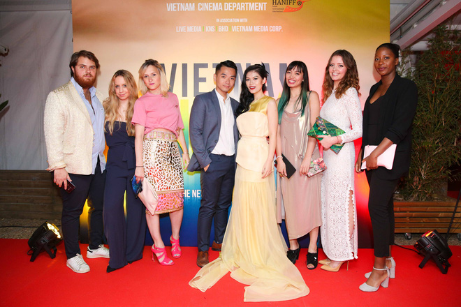 ngoc thanh tam gay chu y khi lam mc song ngu tai lhp phim cannes 2017