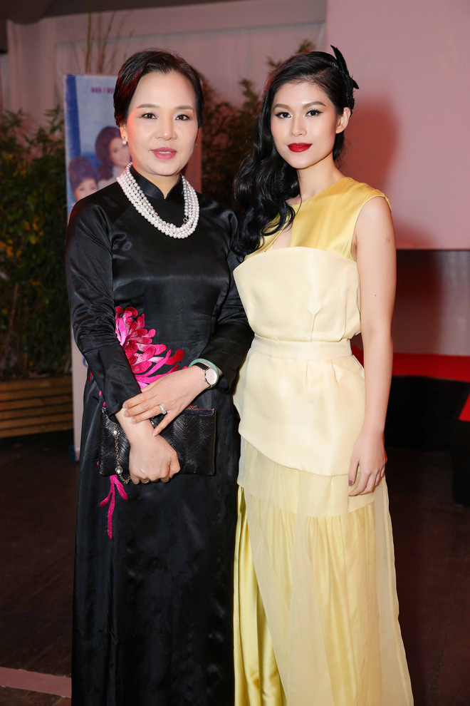 ngoc thanh tam gay chu y khi lam mc song ngu tai lhp phim cannes 2017