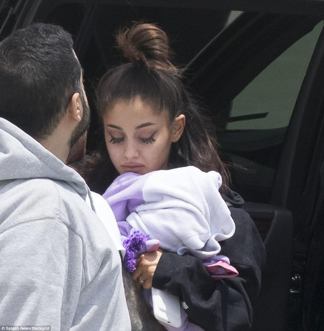 ariana grande xuat hien day tieu tuy sau vu no bom tai manchester anh