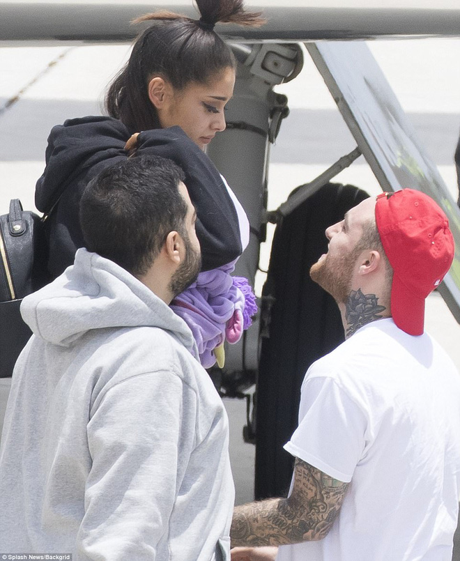ariana grande xuat hien day tieu tuy sau vu no bom tai manchester anh