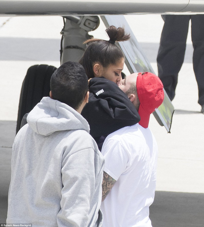 ariana grande xuat hien day tieu tuy sau vu no bom tai manchester anh