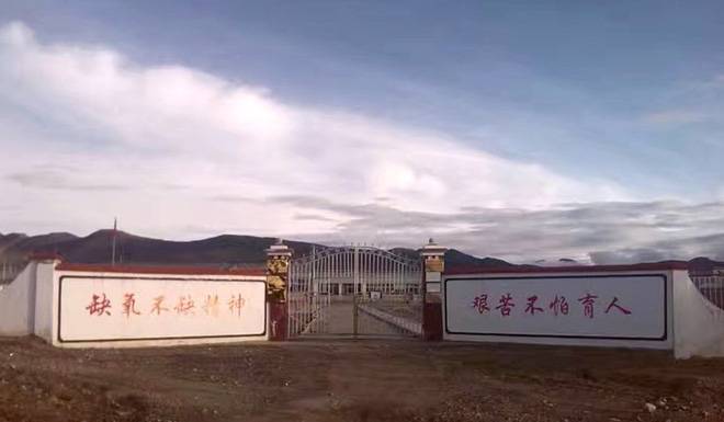 cheo leo tren suon everest co mot nguoi dan ong 5 nam day hoc tai ngoi truong cao nhat the gioi