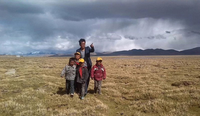 cheo leo tren suon everest co mot nguoi dan ong 5 nam day hoc tai ngoi truong cao nhat the gioi