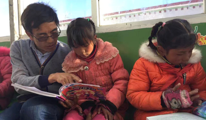 cheo leo tren suon everest co mot nguoi dan ong 5 nam day hoc tai ngoi truong cao nhat the gioi