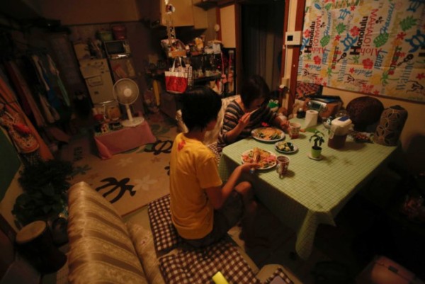 cuoc song tam toi cua nhung ba me don than tai nhat ban