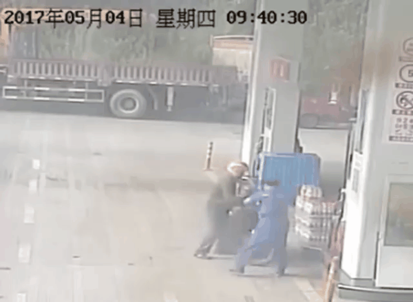 trung quoc nguoi dan ong cham lua dot xe may giua tram xang roi nhay vao bien lua tu sat