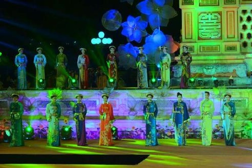 hue vang son ao dai chat dam hue