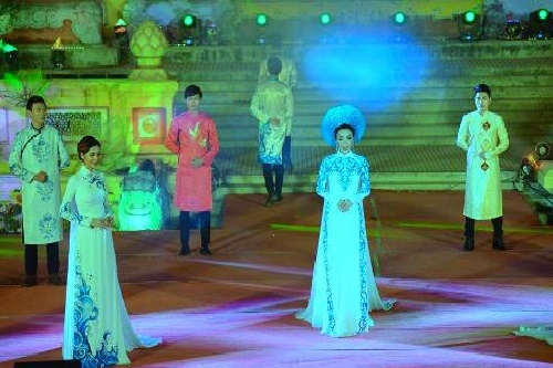 hue vang son ao dai chat dam hue