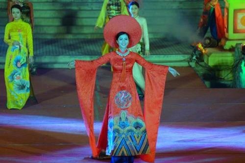 hue vang son ao dai chat dam hue