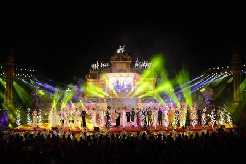 hue vang son ao dai chat dam hue