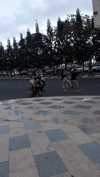 chong danh vo tren pho chang tay dung xe can ngan nhung danh bo di vi phan ung sau do